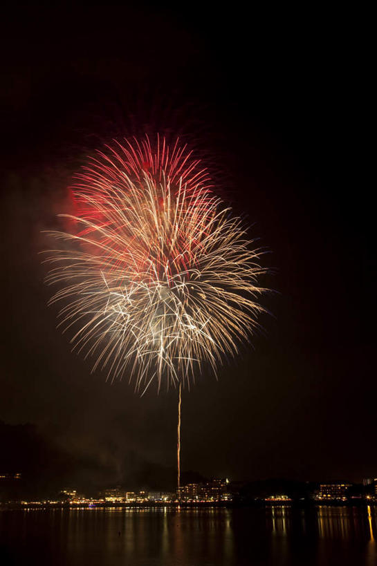 无人,家,竖图,彩色,室外,夜晚,正面,旅游,度假,爆炸,湖,湖泊,美景,水,别墅,城市风光,城市,建筑,烟火,日本,亚洲,黑色背景,光线,光泽,房屋,屋子,湖面,景观,水流,水面,烟雾,公寓,建筑群,光芒,辉煌,美丽,照射,扩散,娱乐,建设,洋房,楼房,住宅,焰火,湖水,享受,休闲,灿烂,闪耀,景色,放松,闪烁,壮丽,礼花,照耀,五彩缤纷,光辉,东亚,烂漫,本州,本州岛,日本国,中部地方,山梨,山梨县,花炮,礼花炮,绚烂,灯火辉煌,毫光,繁荣,闪动,闪灼,灿艳,绮丽,绚丽,烟花,彩图,房子