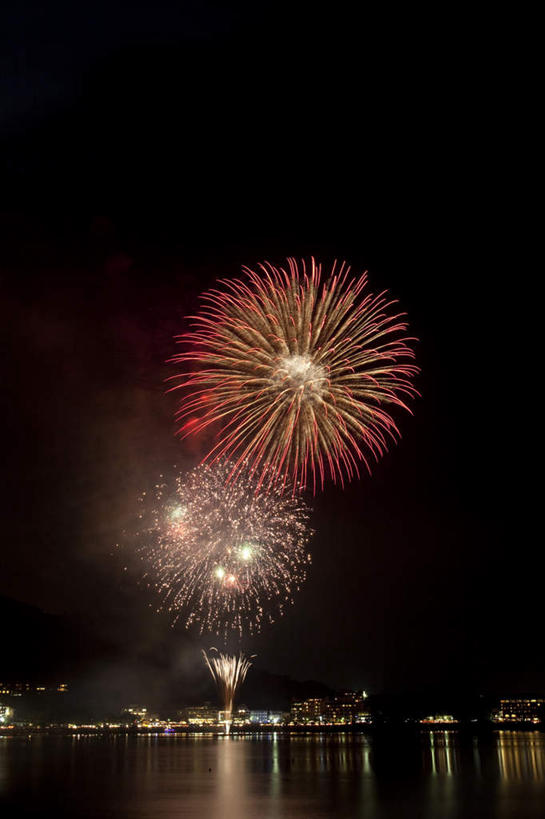 无人,家,竖图,彩色,室外,夜晚,正面,旅游,度假,爆炸,湖,湖泊,美景,水,别墅,城市风光,城市,建筑,烟火,日本,亚洲,黑色背景,光线,光泽,房屋,屋子,湖面,景观,水流,水面,烟雾,公寓,建筑群,光芒,辉煌,美丽,照射,扩散,娱乐,建设,洋房,楼房,住宅,两个,黄色,红色,白色,焰火,湖水,享受,休闲,灿烂,闪耀,景色,放松,闪烁,壮丽,礼花,照耀,五彩缤纷,光辉,东亚,烂漫,本州,本州岛,日本国,中部地方,山梨,山梨县,花炮,礼花炮,绚烂,灯火辉煌,毫光,繁荣,闪动,闪灼,灿艳,绮丽,绚丽,烟花,彩图,房子