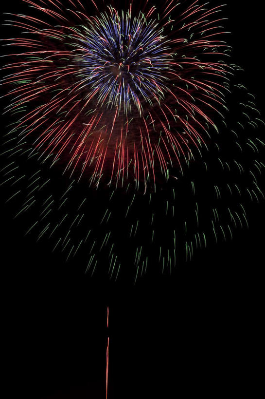 无人,竖图,彩色,室外,夜晚,仰视,爆炸,烟火,日本,亚洲,黑色背景,光线,光泽,烟雾,光芒,辉煌,美丽,照射,扩散,一个,黄色,红色,紫色,焰火,灿烂,闪耀,单个,闪烁,壮丽,礼花,照耀,五彩缤纷,光辉,东亚,烂漫,本州,本州岛,日本国,中部地方,山梨,山梨县,花炮,礼花炮,绚烂,毫光,闪动,闪灼,灿艳,绮丽,绚丽,烟花,彩图,低角度拍摄