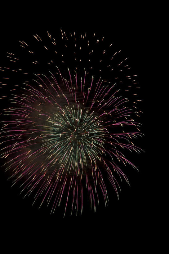 无人,竖图,彩色,室外,特写,夜晚,仰视,爆炸,烟火,日本,亚洲,黑色背景,光线,光泽,烟雾,光芒,辉煌,美丽,照射,扩散,一个,黄色,红色,绿色,紫色,焰火,灿烂,闪耀,单个,闪烁,壮丽,礼花,照耀,五彩缤纷,光辉,东亚,烂漫,本州,本州岛,日本国,中部地方,山梨,山梨县,花炮,礼花炮,绚烂,毫光,闪动,闪灼,灿艳,绮丽,绚丽,烟花,彩图,低角度拍摄