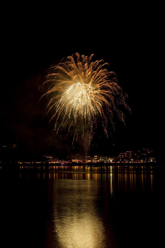 无人,家,竖图,彩色,室外,夜晚,正面,旅游,度假,爆炸,湖,湖泊,美景,水,别墅,城市风光,城市,建筑,烟火,日本,亚洲,许多,黑色背景,光线,光泽,房屋,屋子,湖面,景观,水流,水面,烟雾,公寓,建筑群,光芒,辉煌,美丽,照射,扩散,娱乐,建设,洋房,楼房,住宅,黄色,红色,白色,焰火,湖水,享受,休闲,灿烂,闪耀,景色,放松,闪烁,壮丽,礼花,照耀,五彩缤纷,光辉,东亚,烂漫,本州,本州岛,日本国,中部地方,山梨,山梨县,花炮,礼花炮,绚烂,灯火辉煌,毫光,繁荣,闪动,闪灼,灿艳,绮丽,绚丽,烟花,彩图,房子