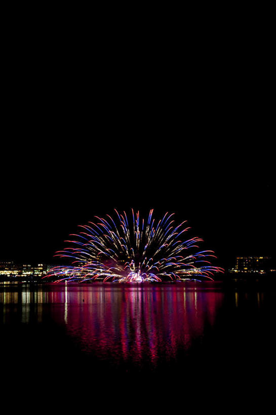 无人,家,竖图,彩色,室外,夜晚,正面,旅游,度假,爆炸,湖,湖泊,美景,水,别墅,城市风光,城市,建筑,烟火,日本,亚洲,许多,黑色背景,光线,光泽,房屋,屋子,湖面,景观,水流,水面,烟雾,公寓,建筑群,光芒,辉煌,美丽,照射,扩散,娱乐,建设,洋房,楼房,住宅,红色,紫色,焰火,湖水,享受,休闲,灿烂,闪耀,景色,放松,闪烁,壮丽,礼花,照耀,五彩缤纷,光辉,东亚,烂漫,本州,本州岛,日本国,中部地方,山梨,山梨县,花炮,礼花炮,绚烂,灯火辉煌,毫光,繁荣,闪动,闪灼,灿艳,绮丽,绚丽,烟花,彩图,房子