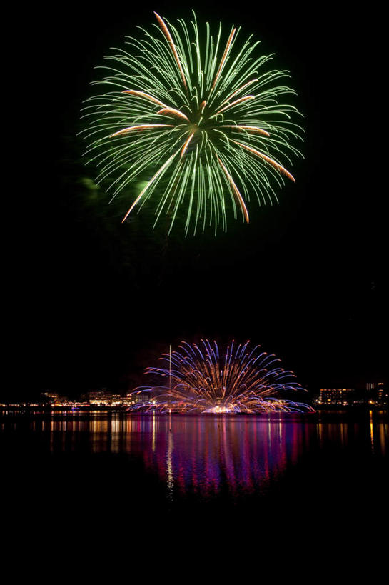无人,家,竖图,彩色,室外,夜晚,正面,旅游,度假,爆炸,湖,湖泊,美景,水,别墅,城市风光,城市,建筑,烟火,日本,亚洲,黑色背景,光线,光泽,房屋,屋子,湖面,景观,水流,水面,烟雾,公寓,建筑群,光芒,辉煌,美丽,照射,扩散,娱乐,建设,洋房,楼房,住宅,两个,黄色,蓝色,绿色,白色,焰火,湖水,享受,休闲,灿烂,闪耀,景色,放松,闪烁,壮丽,礼花,照耀,五彩缤纷,光辉,东亚,烂漫,本州,本州岛,日本国,中部地方,山梨,山梨县,花炮,礼花炮,绚烂,灯火辉煌,毫光,繁荣,闪动,闪灼,灿艳,绮丽,绚丽,烟花,彩图,房子