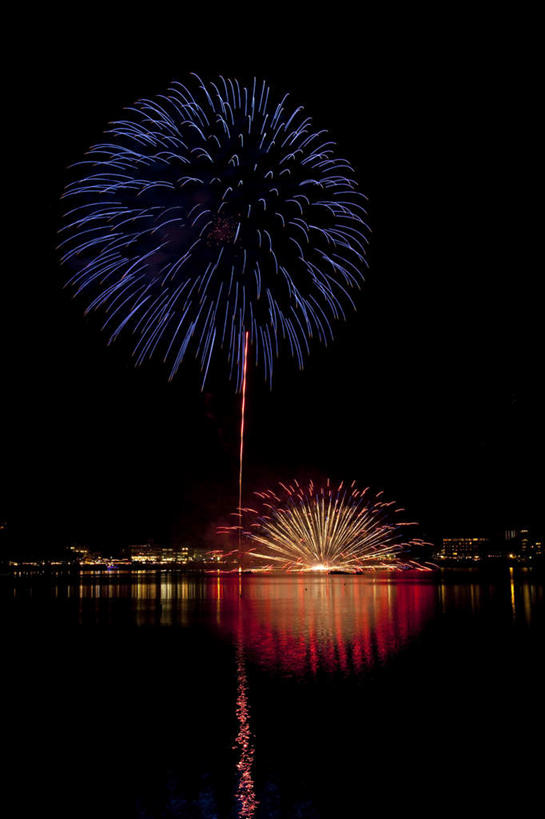 无人,家,竖图,彩色,室外,夜晚,正面,旅游,度假,爆炸,湖,湖泊,美景,水,别墅,城市风光,城市,建筑,烟火,日本,亚洲,黑色背景,光线,光泽,房屋,屋子,湖面,景观,水流,水面,烟雾,公寓,建筑群,光芒,辉煌,美丽,照射,扩散,娱乐,建设,洋房,楼房,住宅,两个,黄色,红色,蓝色,绿色,紫色,白色,焰火,湖水,享受,休闲,灿烂,闪耀,景色,放松,闪烁,壮丽,礼花,照耀,五彩缤纷,光辉,东亚,烂漫,本州,本州岛,日本国,中部地方,山梨,山梨县,花炮,礼花炮,绚烂,灯火辉煌,毫光,繁荣,闪动,闪灼,灿艳,绮丽,绚丽,烟花,彩图,房子