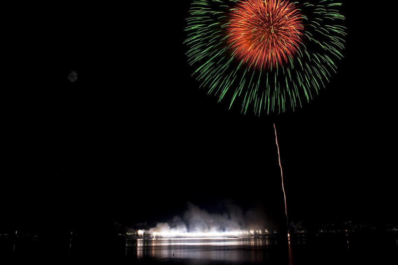 无人,横图,彩色,室外,夜晚,正面,爆炸,湖,湖泊,水,烟火,日本,亚洲,许多,黑色背景,光线,光泽,湖面,水流,水面,烟雾,光芒,辉煌,美丽,照射,扩散,黄色,红色,绿色,白色,焰火,湖水,灿烂,闪耀,闪烁,壮丽,礼花,照耀,五彩缤纷,光辉,东亚,烂漫,本州,本州岛,日本国,中部地方,山梨,山梨县,花炮,礼花炮,绚烂,毫光,闪动,闪灼,灿艳,绮丽,绚丽,烟花,彩图