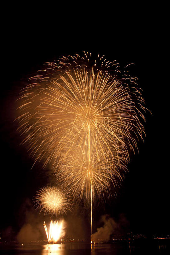 无人,竖图,彩色,室外,夜晚,仰视,爆炸,烟火,日本,亚洲,许多,黑色背景,光线,光泽,烟雾,光芒,辉煌,美丽,照射,扩散,黄色,白色,焰火,灿烂,闪耀,闪烁,壮丽,礼花,照耀,五彩缤纷,光辉,东亚,烂漫,本州,本州岛,日本国,中部地方,山梨,山梨县,花炮,礼花炮,绚烂,毫光,闪动,闪灼,灿艳,绮丽,绚丽,烟花,彩图,低角度拍摄