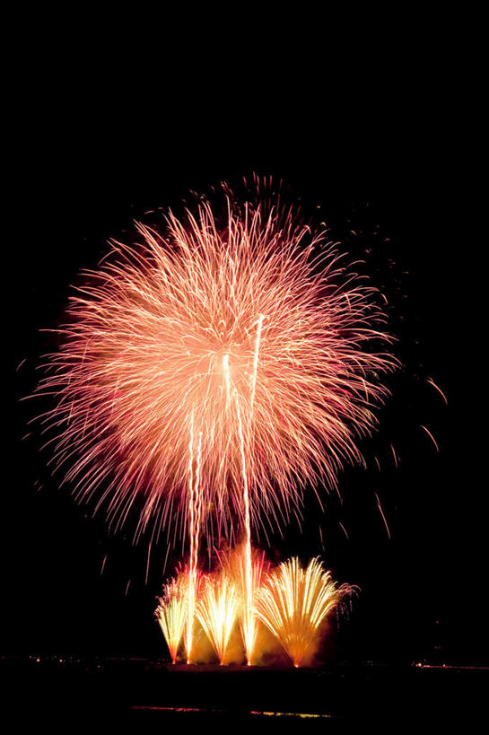 无人,竖图,彩色,室外,特写,夜晚,仰视,爆炸,烟火,日本,亚洲,许多,黑色背景,光线,光泽,烟雾,光芒,辉煌,美丽,照射,扩散,粉色,黄色,红色,焰火,灿烂,闪耀,闪烁,壮丽,礼花,照耀,五彩缤纷,光辉,东亚,烂漫,本州,本州岛,日本国,中部地方,山梨,山梨县,花炮,礼花炮,绚烂,毫光,闪动,闪灼,灿艳,绮丽,绚丽,烟花,彩图,低角度拍摄