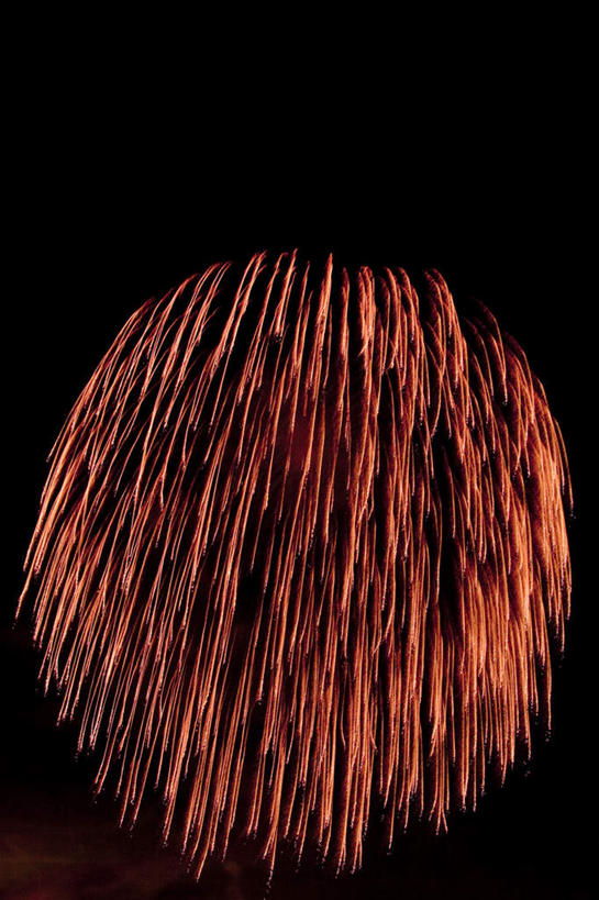 无人,竖图,彩色,室外,特写,夜晚,仰视,爆炸,烟火,日本,亚洲,许多,黑色背景,光线,光泽,烟雾,光芒,辉煌,美丽,照射,扩散,粉色,黄色,红色,焰火,灿烂,闪耀,闪烁,壮丽,礼花,照耀,五彩缤纷,光辉,东亚,烂漫,本州,本州岛,日本国,中部地方,山梨,山梨县,花炮,礼花炮,绚烂,毫光,闪动,闪灼,灿艳,绮丽,绚丽,烟花,彩图,低角度拍摄