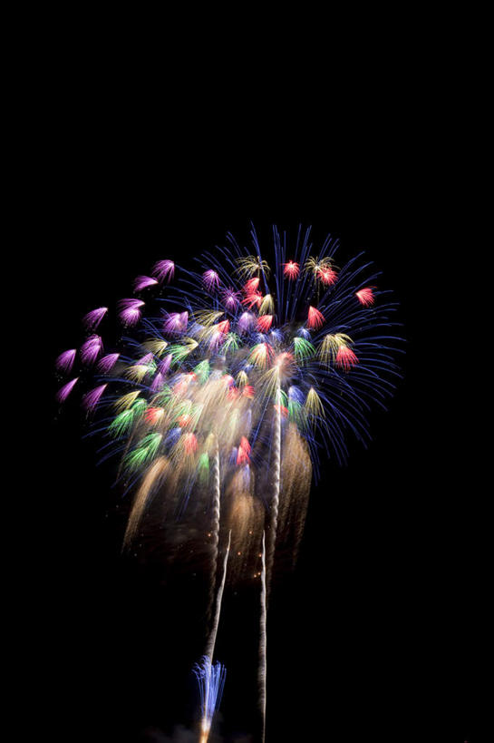 无人,竖图,彩色,室外,特写,夜晚,仰视,爆炸,烟火,日本,亚洲,许多,黑色背景,光线,光泽,烟雾,光芒,辉煌,美丽,照射,扩散,粉色,黄色,红色,蓝色,绿色,紫色,白色,焰火,灿烂,闪耀,闪烁,壮丽,礼花,照耀,五彩缤纷,光辉,东亚,烂漫,本州,本州岛,日本国,中部地方,山梨,山梨县,花炮,礼花炮,绚烂,毫光,闪动,闪灼,灿艳,绮丽,绚丽,烟花,彩图,低角度拍摄
