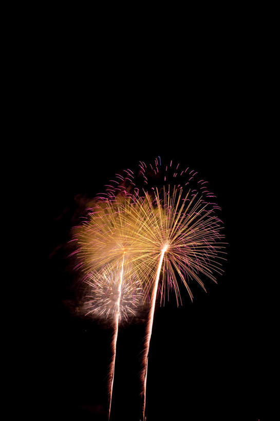 无人,竖图,彩色,室外,特写,夜晚,仰视,爆炸,烟火,日本,亚洲,黑色背景,光线,光泽,烟雾,光芒,辉煌,美丽,照射,扩散,两个,粉色,黄色,红色,焰火,灿烂,闪耀,闪烁,壮丽,礼花,照耀,五彩缤纷,光辉,东亚,烂漫,本州,本州岛,日本国,中部地方,山梨,山梨县,花炮,礼花炮,绚烂,毫光,闪动,闪灼,灿艳,绮丽,绚丽,烟花,彩图,低角度拍摄
