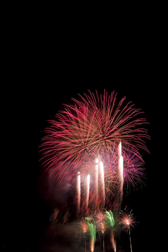 无人,竖图,彩色,室外,特写,夜晚,正面,爆炸,湖,湖泊,水,烟火,日本,亚洲,许多,黑色背景,光线,光泽,湖面,水流,水面,烟雾,光芒,辉煌,美丽,照射,扩散,粉色,黄色,红色,蓝色,绿色,紫色,白色,焰火,湖水,灿烂,闪耀,闪烁,壮丽,礼花,照耀,五彩缤纷,光辉,东亚,烂漫,本州,本州岛,日本国,中部地方,山梨,山梨县,花炮,礼花炮,绚烂,毫光,闪动,闪灼,灿艳,绮丽,绚丽,烟花,彩图