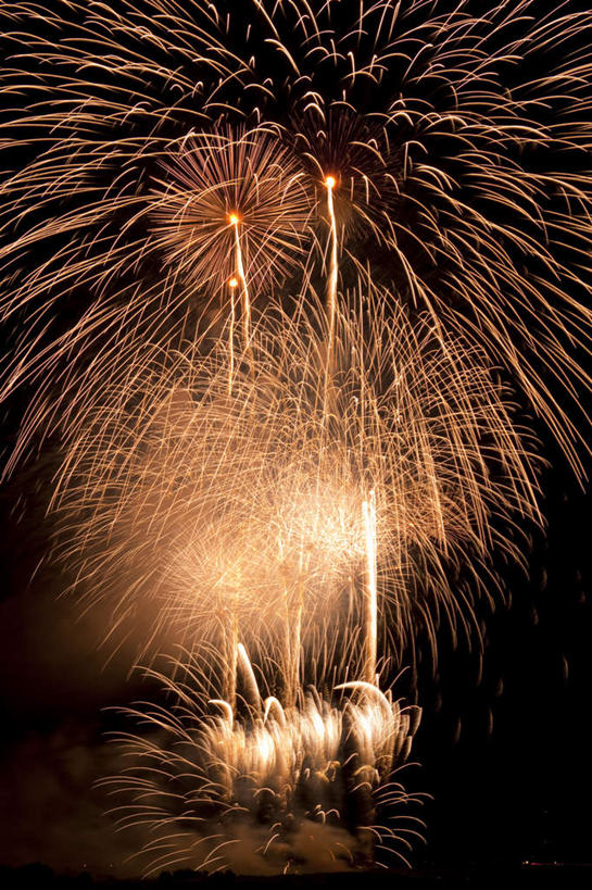 无人,竖图,彩色,室外,特写,夜晚,正面,爆炸,湖,湖泊,水,烟火,日本,亚洲,许多,黑色背景,光线,光泽,湖面,水流,水面,烟雾,光芒,辉煌,美丽,照射,扩散,黄色,红色,紫色,白色,焰火,湖水,灿烂,闪耀,闪烁,壮丽,礼花,照耀,五彩缤纷,光辉,东亚,烂漫,本州,本州岛,日本国,中部地方,山梨,山梨县,花炮,礼花炮,绚烂,毫光,闪动,闪灼,灿艳,绮丽,绚丽,烟花,彩图