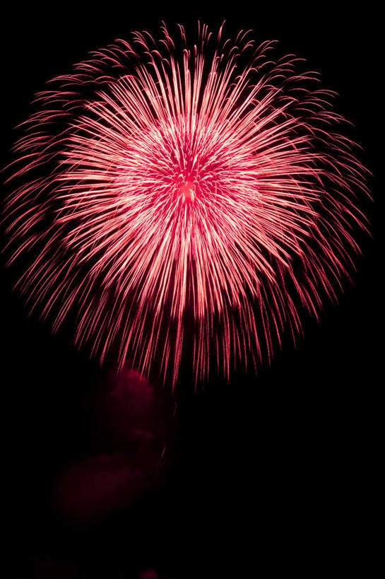 无人,竖图,彩色,室外,特写,夜晚,仰视,爆炸,烟火,日本,亚洲,黑色背景,光线,光泽,烟雾,光芒,辉煌,美丽,照射,扩散,一个,粉色,红色,紫色,焰火,灿烂,闪耀,单个,闪烁,壮丽,礼花,照耀,五彩缤纷,光辉,东亚,烂漫,本州,本州岛,日本国,中部地方,山梨,山梨县,花炮,礼花炮,绚烂,毫光,闪动,闪灼,灿艳,绮丽,绚丽,烟花,彩图,低角度拍摄