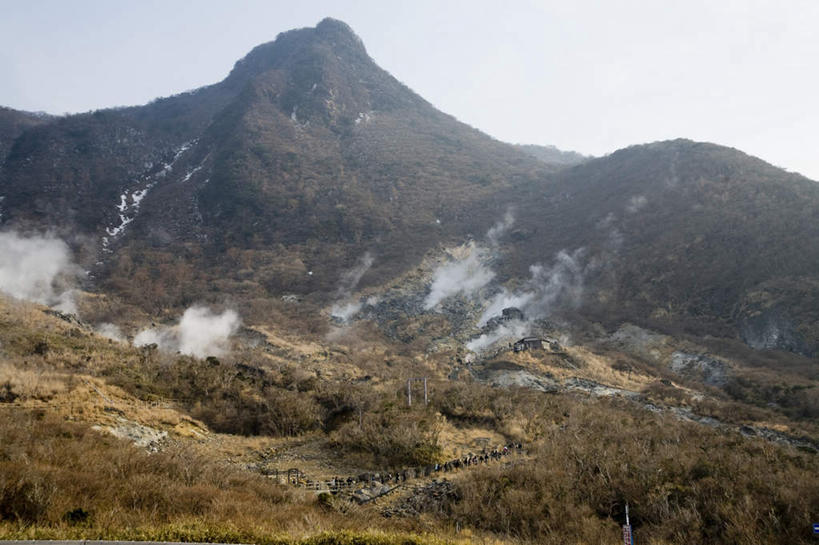 无人,栏杆,横图,俯视,室外,白天,旅游,度假,火山,美景,植物,神奈川,日本,亚洲,阴影,光线,木制,影子,栅栏,景观,篱笆,烟雾,围栏,神奈川县,娱乐,护栏,树,树木,蓝色,绿色,蓝天,天空,阳光,自然,木制品,天,享受,休闲,景色,放松,生长,晴朗,成长,自然风光,东亚,本州,万里无云,关东地方,本州岛,日本国,活火山,死火山,休眠火山,晴空,晴空万里,彩图,高角度拍摄