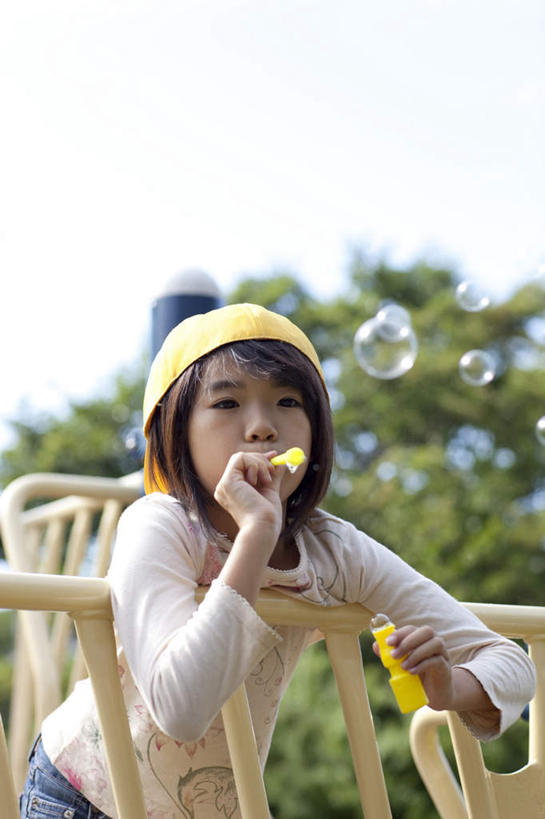 东方人,儿童,一个人,站,竖图,室外,白天,仰视,游戏,纯洁,植物,帽子,亚洲,仅一个女性,仅一个人,云,云朵,拿,玩,云彩,拿着,注视,黄种人,娱乐,运动帽,树,树木,小孩,蓝色,绿色,白云,蓝天,天空,自然,天,吹,观察,看,站着,仅一个小孩,休闲,鸭舌帽,可爱,童年,童趣,生长,晴朗,成长,观看,活动,察看,发泄,关注,消遣,智力,泡泡机,童真,烂漫,无邪,宣泄,天真,女孩,女人,女性,亚洲人,孩子,晴空,玩耍,嬉戏,站立,半身,彩图,低角度拍摄,女生