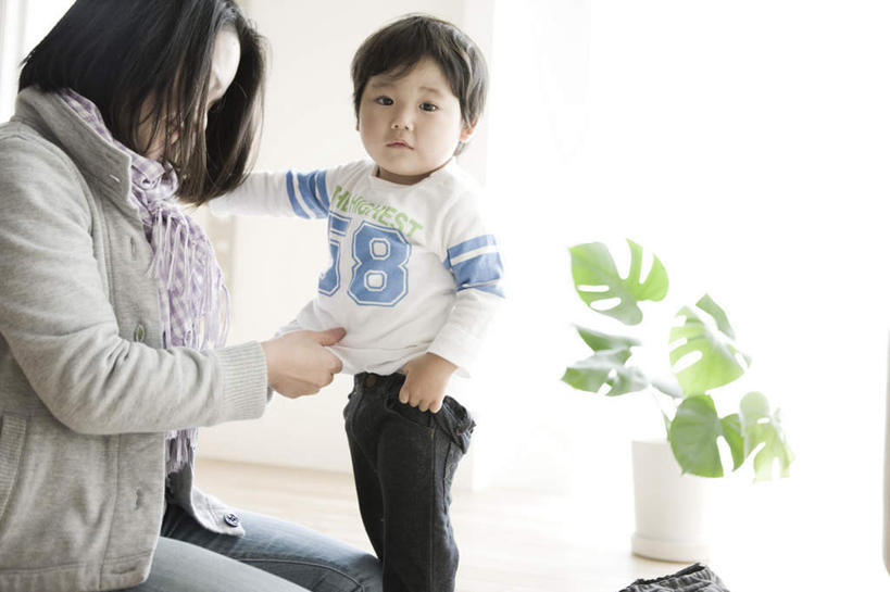 东方人,儿童,两个人,家庭,母亲,儿子,客厅,站,横图,室内,白天,正面,纯洁,植物,地板,亚洲,服装,朦胧,模糊,装饰,盆栽,盆景,地面,注视,休闲装,黄种人,木地板,小孩,衣服,绿色,自然,围巾,观察,看,站着,休闲,温暖,温馨,母子,一家人,休闲服,可爱,母爱,童年,童趣,服饰,生长,成长,围脖,观看,保暖,华丽,点缀,和睦,察看,起居室,御寒,关注,童真,烂漫,无邪,衬托,美观,雅致,雅观,天真,男孩,年轻女性,女人,女性,亚洲人,孩子,年轻人,站立,半身,彩图,融洽,男生