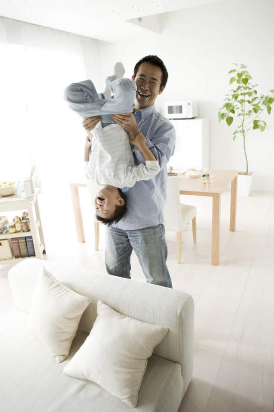 东方人,两个人,客厅,举,笑,大笑,竖图,室内,特写,白天,仰视,烹饪,兴奋,植物,餐桌,靠垫,沙发,厨具,椅子,亚洲,服装,电器,盆栽,冰箱,木椅,靠枕,盆景,休闲装,黄种人,冷冻,冷柜,衣服,绿色,自然,垫子,冷藏柜,枕头,托,张嘴,休闲,休闲服,服饰,生长,冷藏,成长,储藏,微波炉,起居室,家电,家用电器,微波,张大嘴巴,布艺沙发,炊具,烹饪用具,哈哈大笑,保鲜,亚洲人,烹调用具,张开嘴,举起,举手,举着,烹调,向上举,向上伸,向上托,彩图,低角度拍摄,全身,高兴,狂笑,小家电