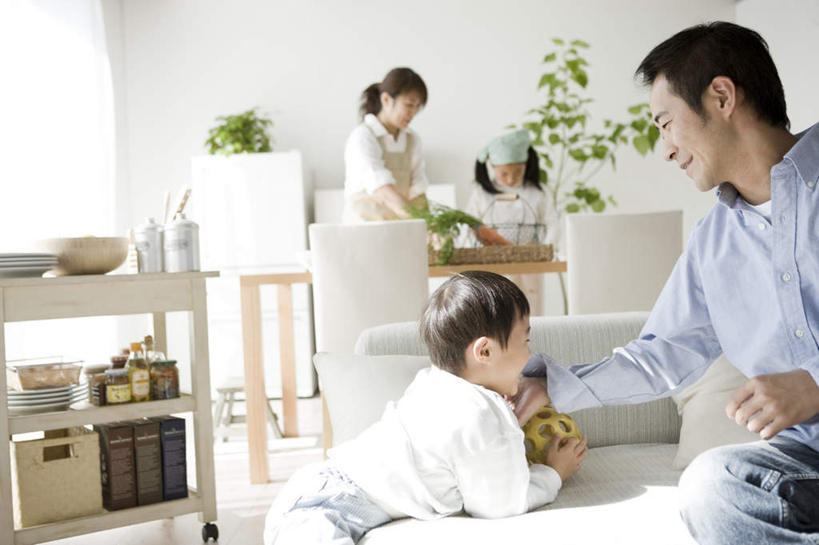 东方人,儿童,四个人,家庭,夫妻,母亲,父亲,女儿,儿子,客厅,笑,微笑,露齿笑,横图,室内,白天,正面,爱情,游戏,纯洁,植物,餐桌,沙发,餐具,玩具,椅子,亚洲,电器,盆栽,冰箱,木椅,盆景,浪漫,玩,注视,黄种人,娱乐,冷冻,冷柜,小孩,绿色,自然,冷藏柜,观察,看,休闲,温暖,温馨,父女,父子,母女,母子,一家人,恩爱,父爱,可爱,母爱,童年,童趣,益智,恋人,生长,冷藏,成长,观看,活动,储藏,和睦,察看,起居室,家电,家用电器,发泄,关注,消遣,智力,布艺沙发,童真,烂漫,无邪,宣泄,保鲜,碗碟车,天真,男孩,男人,男性,年轻男性,年轻女性,女孩,女人,女性,亚洲人,孩子,年轻人,夫妇,情侣,进餐用具,烹调用具,玩耍,嬉戏,半身,彩图,伴侣,融洽,男生,女生