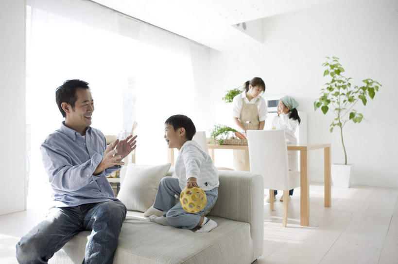 东方人,儿童,四个人,家庭,夫妻,母亲,父亲,女儿,儿子,客厅,站,坐,蹲,笑,微笑,露齿笑,横图,室内,白天,正面,爱情,烹饪,游戏,纯洁,植物,餐桌,靠垫,沙发,厨具,玩具,椅子,亚洲,服装,电器,盆栽,冰箱,木椅,靠枕,盆景,浪漫,玩,注视,休闲装,黄种人,娱乐,冷冻,冷柜,小孩,衣服,绿色,自然,垫子,冷藏柜,枕头,观察,看,站着,休闲,温暖,温馨,父女,父子,母女,母子,一家人,休闲服,恩爱,父爱,可爱,母爱,童年,童趣,益智,恋人,服饰,生长,冷藏,成长,观看,活动,储藏,微波炉,和睦,察看,起居室,家电,家用电器,发泄,关注,消遣,智力,微波,布艺沙发,炊具,童真,烂漫,无邪,烹饪用具,宣泄,保鲜,碗碟车,天真,男孩,男人,男性,年轻男性,年轻女性,女孩,女人,女性,亚洲人,孩子,年轻人,夫妇,情侣,烹调用具,蹲着,烹调,玩耍,嬉戏,站立,坐着,半身,彩图,伴侣,融洽,小家电,男生,女生