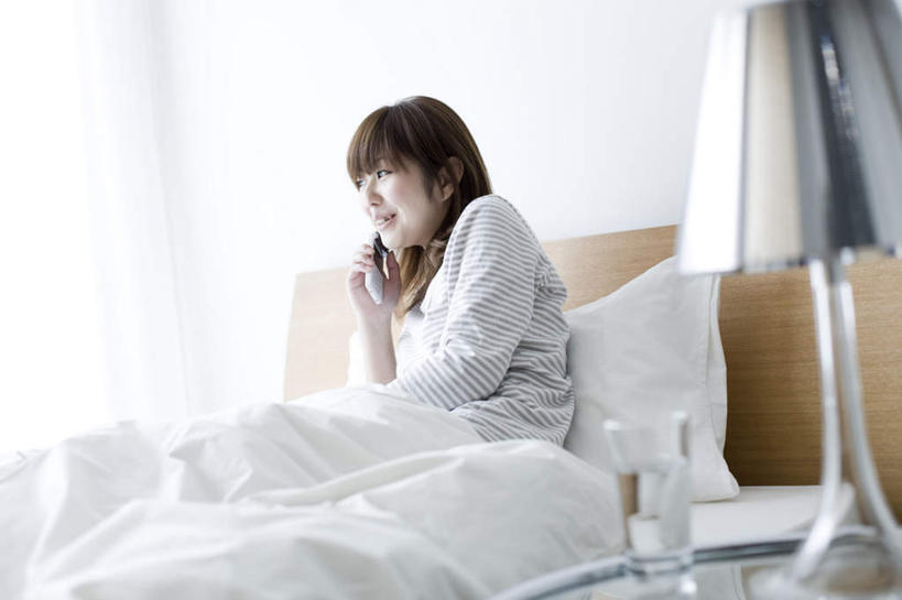 东方人,一个人,坐,笑,打电话,微笑,露齿笑,横图,室内,白天,侧面,床,卧室,杯子,电话,手机,照明,亚洲,仅一个年轻女性,仅一个女性,仅一个人,握,服装,灯光,床单,拿,茶几,拿着,注视,休闲装,黄种人,通讯设备,被子,灯,衣服,白色,水杯,灯具,枕头,观察,看,休闲,休闲服,握着,服饰,单人床,观看,照亮,察看,被单,照明设备,关注,床头灯,交流,年轻女性,女人,女性,亚洲人,茶杯,沟通,通话,坐着,半身,彩图,睡房,卧房