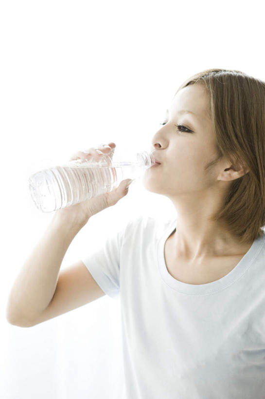 东方人,一个人,竖图,室内,白天,白色背景,侧面,杯子,玻璃,亚洲,仅一个年轻女性,仅一个女性,仅一个人,握,服装,拿,拿着,注视,休闲装,黄种人,玻璃制品,衣服,水杯,观察,看,休闲,休闲服,握着,摄影,服饰,影棚,观看,察看,关注,年轻女性,女人,女性,亚洲人,茶杯,半身,彩图,影棚拍摄,拍摄