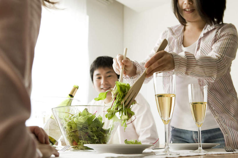 葡萄酒,东方人,背部,三个人,客厅,横图,室内,白天,仰视,奢侈,快乐,窗户,蔬菜,杯子,餐具,亚洲,握,服装,朦胧,模糊,新鲜,叉子,碟子,高脚杯,盘,铁桶,桶,墙,食品,浪漫,拿,拿着,注视,休闲装,黄种人,玻璃窗,墙壁,墙面,玻璃制品,酒,食物,饮料,衣服,盘子,酒杯,容器,碟,香槟,观察,看,休闲,休闲服,诱惑,握着,服饰,有机食品,绿色食品,餐布,观看,储藏,察看,起居室,储存,关注,香槟杯,冰桶,香槟桶,气泡酒,起泡酒,汽酒,男人,男性,年轻男性,年轻女性,女人,女性,亚洲人,玻璃杯,进餐用具,烹调用具,半身,彩图,低角度拍摄,高兴,欢笑,贮存