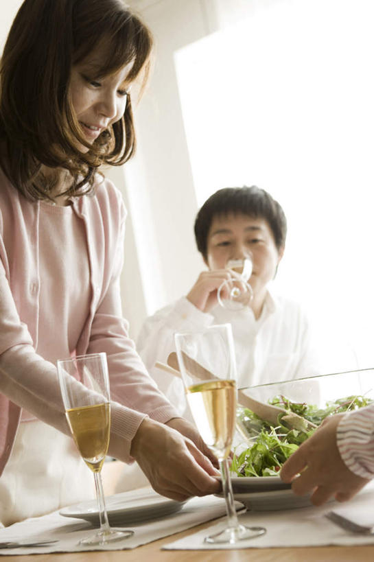 东方人,三个人,客厅,竖图,室内,特写,白天,侧面,窗户,蔬菜,杯子,餐具,亚洲,握,服装,朦胧,模糊,新鲜,叉子,碟子,高脚杯,盘,墙,食品,拿,拿着,注视,休闲装,黄种人,玻璃窗,墙壁,墙面,玻璃制品,食物,衣服,盘子,酒杯,碟,观察,看,休闲,休闲服,握着,服饰,有机食品,绿色食品,餐布,观看,察看,起居室,关注,香槟杯,男人,男性,年轻男性,年轻女性,女人,女性,亚洲人,玻璃杯,进餐用具,烹调用具,半身,彩图