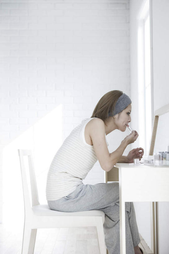 东方人,一个人,坐,竖图,室内,白天,侧面,化妆,美容,窗户,镜子,椅子,亚洲,仅一个年轻女性,仅一个女性,仅一个人,握,服装,反射,束发带,木椅,墙,拿,拿着,注视,休闲装,黄种人,发带,玻璃窗,墙壁,墙面,衣服,唇膏,化妆镜,化妆品,观察,看,休闲,休闲服,握着,服饰,化妆台,观看,镜像,察看,镜面,化妆间,关注,光学,年轻女性,女人,女性,亚洲人,坐着,半身,彩图