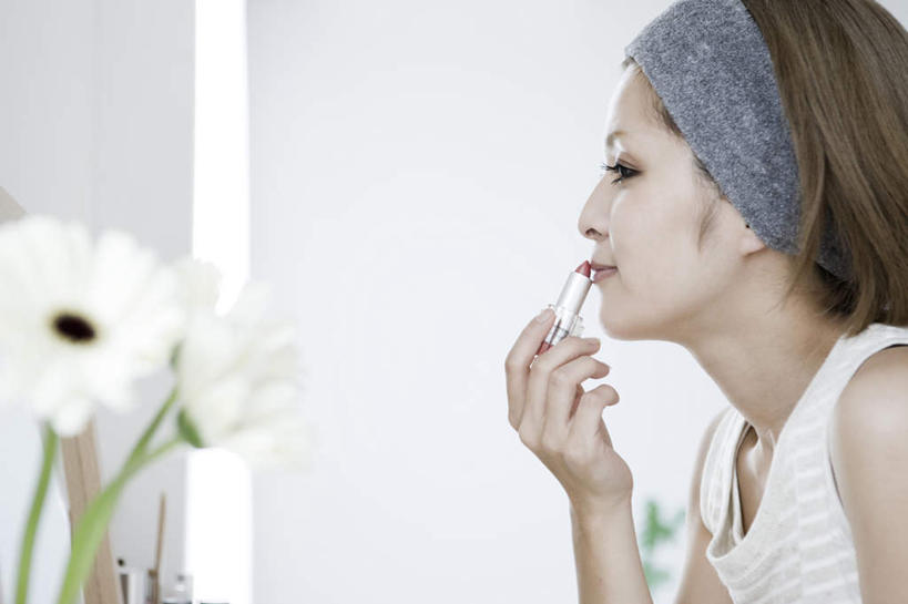 东方人,一个人,横图,室内,白天,侧面,化妆,美容,植物,镜子,卧室,亚洲,仅一个年轻女性,仅一个女性,仅一个人,服装,装饰,盛开,反射,盆栽,束发带,墙,盆景,花蕾,注视,休闲装,黄种人,发带,墙壁,墙面,花,花瓣,花朵,鲜花,两朵,衣服,绿色,自然,唇膏,化妆镜,化妆品,花苞,花蕊,观察,看,休闲,休闲服,服饰,生长,成长,观看,华丽,修饰,点缀,镜像,察看,镜面,关注,光学,衬托,美观,雅致,雅观,年轻女性,女人,女性,亚洲人,半身,彩图,睡房,卧房