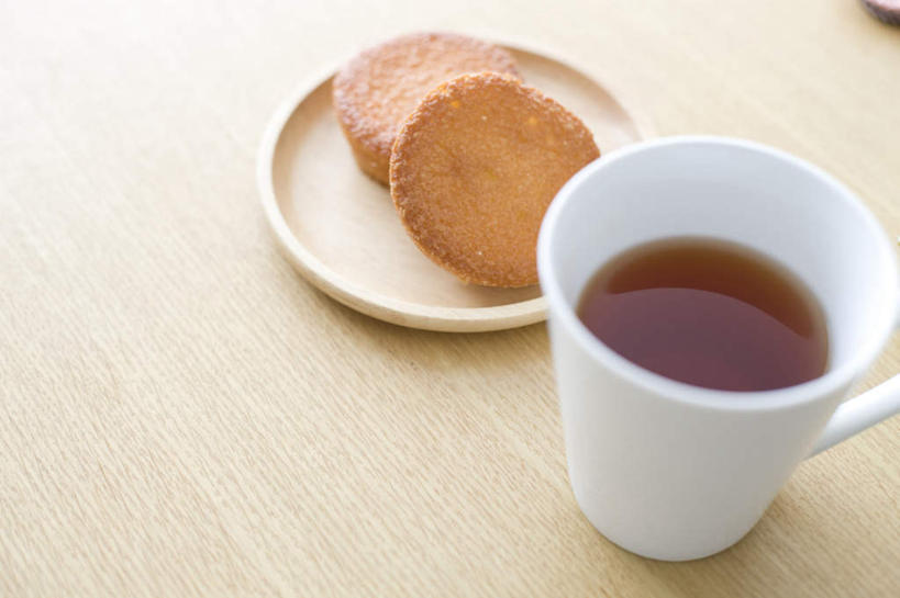 点心,无人,横图,俯视,室内,特写,白天,幸福,餐桌,茶,桌面,桌子,杯子,餐具,阴影,反射,碟子,盘,影子,茶叶,食品,甜点,甜品,娱乐,食物,糕点,两个,一个,盘子,水杯,碟,甜食,享受,休闲,温馨,放松,乐趣,单个,提神,舒适,醒脑,茶杯,彩图,高角度拍摄