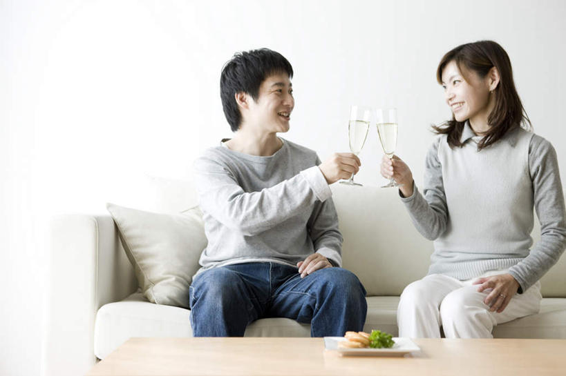 点心,东方人,两个人,夫妻,客厅,坐,笑,微笑,露齿笑,横图,室内,白天,正面,爱情,餐桌,靠垫,沙发,杯子,餐具,亚洲,握,服装,庆祝,碟子,高脚杯,盘,食品,甜点,甜品,靠枕,浪漫,拿,拿着,注视,休闲装,黄种人,玻璃制品,食物,糕点,两个,一个,衣服,盘子,酒杯,垫子,碟,枕头,甜食,干杯,观察,看,碰杯,休闲,休闲服,恩爱,交际,友好,握着,恋人,服饰,单个,观看,庆贺,察看,起居室,关注,礼仪,敬酒,布艺沙发,香槟杯,劝酒,男人,男性,女人,女性,中年男性,中年女性,亚洲人,夫妇,情侣,玻璃杯,坐着,半身,彩图,伴侣