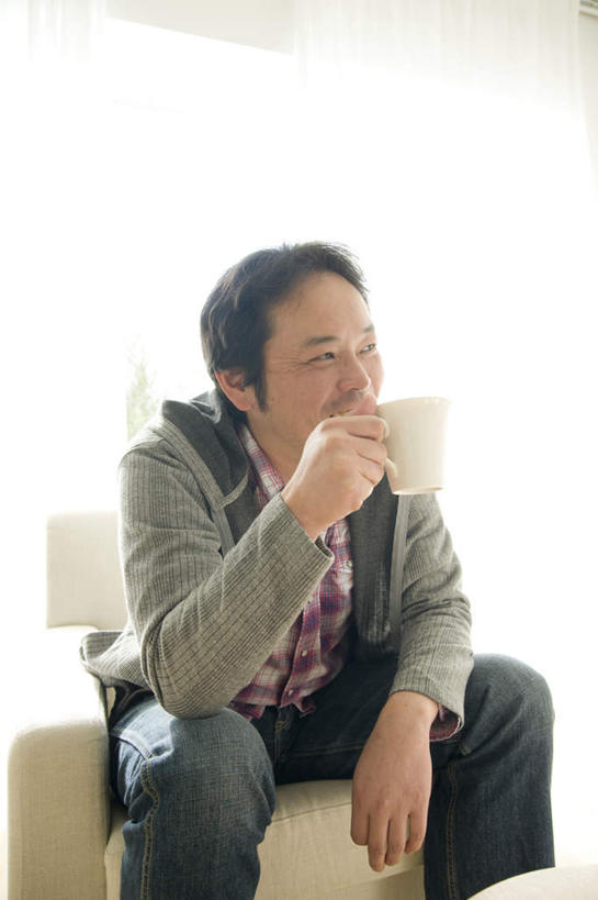 东方人,一个人,客厅,坐,笑,微笑,露齿笑,竖图,室内,白天,正面,窗户,沙发,杯子,亚洲,仅一个男性,仅一个人,仅一个中年男性,握,服装,朦胧,模糊,瓷器,咖啡杯,陶瓷制品,拿,拿着,注视,休闲装,黄种人,玻璃窗,一个,衣服,观察,看,休闲,休闲服,握着,服饰,单个,观看,察看,起居室,关注,瓷杯,布艺沙发,男人,男性,中年男性,亚洲人,坐着,半身,彩图