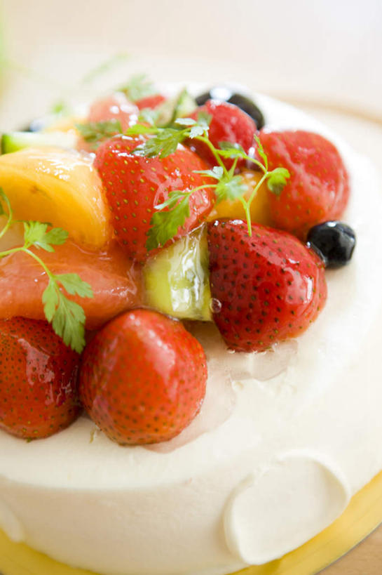 点心,无人,竖图,俯视,室内,特写,白天,餐桌,草莓,浆果,蓝莓,蜡烛,水果,一堆,许多,堆叠,堆积,朦胧,模糊,新鲜,火焰,烛光,香菜,生食,食品,果实,燃烧,文化,食物,糕点,一个,生日蛋糕,点燃,祈祷,许愿,有机食品,绿色食品,单个,纪念,堆,祈求,胡菜,香荽,原荽,园荽,芫荽,胡荽,莞荽,芫茜,芫蓿,莚葛草,莚荽菜,平安,洋莓,水果皇后,山都柿,蓝浆果,蓝靛果,红莓,地莓,彩图,高角度拍摄,蛋糕