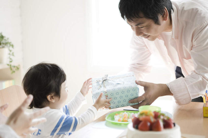 点心,东方人,儿童,三个人,家庭,夫妻,母亲,父亲,儿子,客厅,笑,微笑,露齿笑,横图,室内,白天,正面,爱情,下午茶,纯洁,植物,餐桌,草莓,浆果,蓝莓,餐具,礼盒,椅子,亚洲,握,服装,碟子,盘,盆栽,木椅,食品,糖,糖果,盆景,软糖,浪漫,拿,拿着,注视,休闲装,黄种人,食物,糕点,小孩,衣服,绿色,自然,盘子,碟,观察,看,休闲,温暖,温馨,父子,母子,三口之家,一家人,休闲服,恩爱,父爱,可爱,母爱,童年,童趣,握着,恋人,服饰,生长,成长,观看,和睦,察看,起居室,关注,童真,烂漫,无邪,天真,男孩,男人,男性,年轻男性,年轻女性,女人,女性,亚洲人,孩子,年轻人,夫妇,情侣,洋莓,水果皇后,山都柿,蓝浆果,蓝靛果,红莓,地莓,半身,彩图,伴侣,融洽,蛋糕,男生