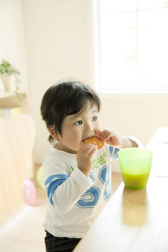 点心,东方人,儿童,一个人,客厅,站,吃,竖图,室内,白天,侧面,纯洁,植物,餐桌,窗户,杯子,椅子,亚洲,仅一个男性,仅一个人,服装,朦胧,模糊,盆栽,塑料,木椅,墙,食品,甜点,甜品,盆景,储物柜,注视,休闲装,黄种人,玻璃窗,墙壁,墙面,食物,糕点,一个,小孩,衣服,绿色,自然,塑料制品,甜食,观察,看,站着,仅一个小孩,休闲,休闲服,可爱,童年,童趣,服饰,生长,单个,成长,观看,塑料杯,察看,起居室,关注,童真,烂漫,无邪,天真,男孩,男人,男性,亚洲人,孩子,嚼,食,站立,半身,彩图,男生