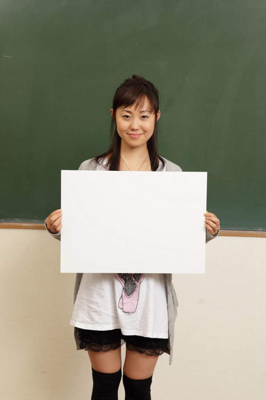 东方人,头发,一个人,学校,站,竖图,室内,白天,正面,亚洲,仅一个年轻女性,仅一个女性,仅一个人,握,学习,服装,拿,拿着,注视,休闲装,黄种人,校园,衣服,白板,黑板,观察,看,站着,休闲,教室,休闲服,握着,服饰,观看,察看,知识,课堂,关注,记录板,记事板,年轻女性,女人,女性,亚洲人,长发,站立,半身,彩图
