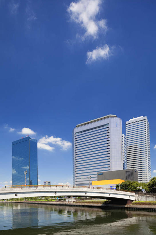 无人,高楼大厦,竖图,室外,白天,仰视,度假,河流,石头,美景,水,天际线,城市风光,城市,大厦,建筑,摩天大楼,日本,亚洲,许多,阴影,波纹,反射,石子,影子,河水,景观,水流,云,云朵,桥,涟漪,云彩,娱乐,建设,石桥,拱桥,栈桥,蓝色,白云,倒影,蓝天,水纹,天空,波浪,天,享受,休闲,景色,放松,大阪,拱形,晴朗,人行桥,石拱桥,倒映,东亚,本州,大阪府,本州岛,日本国,近畿地方,近畿,水晕,反照,石块,晴空,彩图,低角度拍摄,大楼,高层建筑,高楼,摩天楼