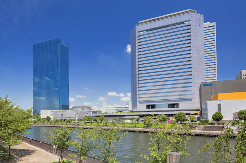 无人,高楼大厦,栏杆,横图,室外,白天,仰视,度假,河流,美景,树林,水,天际线,植物,楼梯,城市风光,城市,大厦,道路,建筑,路,摩天大楼,公路,日本,亚洲,许多,阴影,反射,扶手,影子,阶梯,河水,景观,水流,云,云朵,交通,云彩,娱乐,建设,护栏,台阶,树,树木,蓝色,绿色,白云,蓝天,天空,自然,天,享受,休闲,景色,放松,大阪,生长,晴朗,成长,东亚,本州,大阪府,本州岛,日本国,近畿地方,近畿,晴空,马路,彩图,低角度拍摄,大楼,高层建筑,高楼,摩天楼