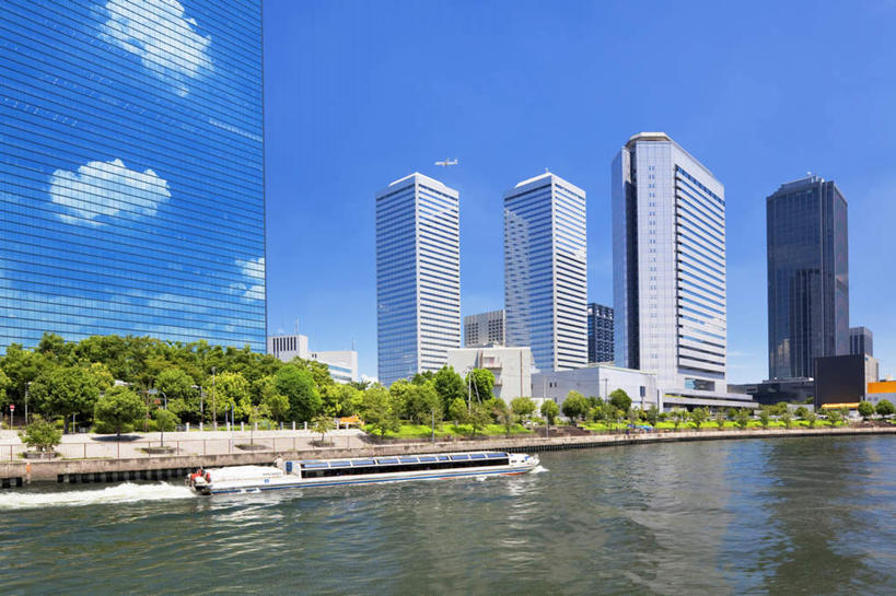 无人,高楼大厦,横图,室外,白天,仰视,度假,河流,美景,树林,水,天际线,植物,城市风光,城市,大厦,建筑,摩天大楼,船,日本,亚洲,许多,阴影,波纹,飞溅,溅,反射,液体,影子,河水,景观,水滴,水流,云,云朵,游艇,云彩,娱乐,建设,水珠,树,树木,蓝色,绿色,白云,倒影,蓝天,水纹,天空,自然,船尾波,交通工具,波浪,天,享受,休闲,景色,放松,大阪,生长,晴朗,成长,倒映,喷洒,载具,东亚,本州,大阪府,本州岛,日本国,近畿地方,近畿,反照,晴空,彩图,低角度拍摄,大楼,高层建筑,高楼,摩天楼