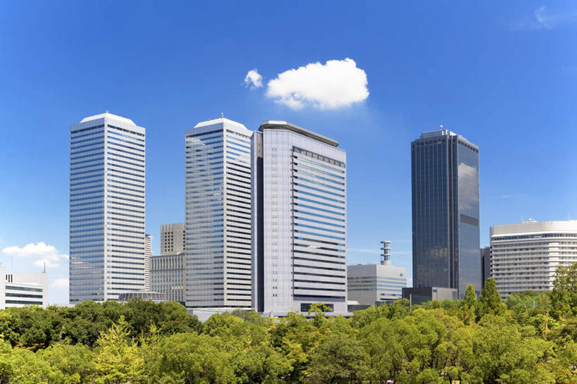 无人,高楼大厦,横图,室外,白天,仰视,度假,美景,树林,天际线,植物,城市风光,城市,大厦,建筑,摩天大楼,日本,亚洲,许多,阴影,反射,影子,景观,云,云朵,云彩,娱乐,建设,树,树木,蓝色,绿色,白云,蓝天,天空,自然,天,享受,休闲,景色,放松,大阪,生长,晴朗,成长,东亚,本州,大阪府,本州岛,日本国,近畿地方,近畿,大阪商业公园,晴空,彩图,低角度拍摄,大楼,高层建筑,高楼,摩天楼