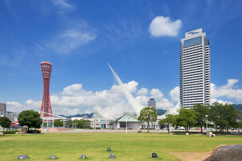 无人,栏杆,横图,室外,白天,正面,旅游,度假,烟囱,草地,草坪,树林,天际线,植物,标志建筑,道路,地标,建筑,路,轮船,船,照明,日本,亚洲,一座,阴影,反射,影子,栅栏,篱笆,云,云朵,围栏,小路,塔,灯光,交通,云彩,娱乐,建设,护栏,灯,草,树,树木,红色,蓝色,绿色,白云,蓝天,天空,自然,灯具,落地灯,交通工具,天,享受,休闲,旅游胜地,放松,生长,晴朗,成长,照亮,照明设备,载具,东亚,本州,本州岛,日本国,近畿地方,近畿,兵库,兵库县,神户,神户港,神户港口塔,神户市,神戸,县厅,神戸市,晴空,彩图