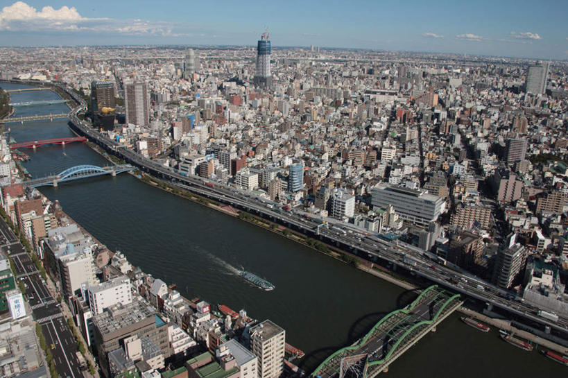 无人,高楼大厦,横图,全景,俯视,航拍,室外,白天,度假,河流,美景,水,天际线,植物,城市风光,城市,大桥,大厦,道路,建筑,立交桥,路,轮船,摩天大楼,桥梁,公路,船,汽车,东京,日本,亚洲,阴影,波纹,飞溅,溅,光线,液体,影子,河水,景观,水滴,水流,云,云朵,高架,建筑群,斜拉桥,桥,交通,云彩,娱乐,建设,车,水珠,树,树木,蓝色,绿色,白云,蓝天,水纹,天空,阳光,自然,船尾波,交通工具,轿车,波浪,天,享受,休闲,景色,放松,生长,晴朗,成长,鸟瞰,喷洒,载具,东亚,本州,关东地方,本州岛,日本国,东京都,隅田川,台东区,晴空,马路,彩图,高角度拍摄,大楼,高层建筑,高楼,摩天楼