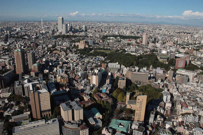 无人,学校,教学楼,操场,高楼大厦,横图,全景,俯视,航拍,室外,白天,度假,美景,树林,天际线,植物,城市风光,城市,大厦,道路,建筑,路,摩天大楼,公路,汽车,东京,日本,亚洲,阴影,光线,影子,景观,云,云朵,建筑群,跑道,交通,云彩,娱乐,建设,校园,车,树,树木,蓝色,绿色,白云,蓝天,天空,阳光,自然,交通工具,轿车,天,享受,休闲,教室,景色,放松,生长,晴朗,成长,鸟瞰,载具,东亚,本州,关东地方,本州岛,日本国,东京都,晴空,马路,彩图,高角度拍摄,大楼,高层建筑,高楼,教学大楼,摩天楼,文京区