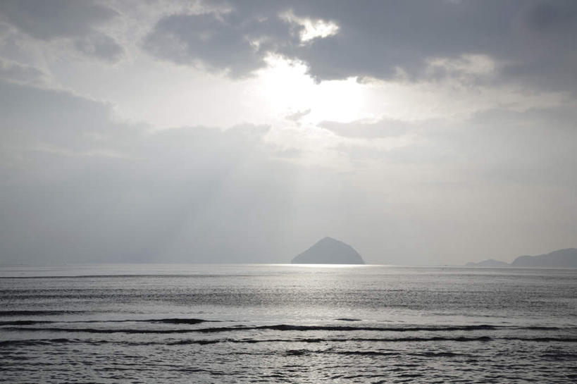 无人,横图,室外,白天,正面,旅游,度假,海浪,海洋,美景,山,山脉,大分县,日本,亚洲,一座,阴影,朦胧,梦幻,模糊,发光,光束,光线,影子,景观,浪花,山峰,水平线,云,云朵,辽阔,光亮,海平线,山峦,云彩,娱乐,蓝色,白云,蓝天,天空,阳光,自然,海水,群山,天,享受,休闲,广阔,景色,放松,晴朗,一望无际,未来,发亮,自然风光,海景,东亚,憧憬,日本国,九州本岛,九州,九州岛,九州地方,大分,无边无际,一马平川,大海,风浪,海,海水的波动,近岸浪,涌浪,晴空,彩图,水天相接,水天一线