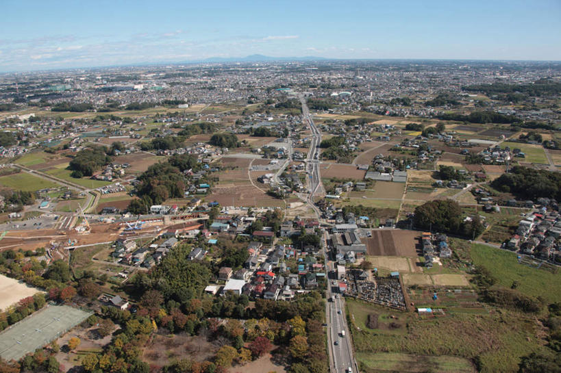 无人,家,农田,横图,全景,俯视,航拍,室外,白天,旅游,度假,农业,庄稼,农作物,美景,山,山脉,树林,天际线,植物,别墅,城市风光,城市,道路,建筑,卡车,路,公路,汽车,日本,亚洲,阴影,朦胧,模糊,光线,影子,房屋,屋子,稻田,地平线,景观,山峰,云,云朵,公寓,建筑群,辽阔,地面,交通,山峦,云彩,娱乐,建设,洋房,楼房,住宅,车,树,树木,蓝色,绿色,白云,蓝天,天空,阳光,自然,交通工具,群山,天,享受,休闲,景色,放松,生长,晴朗,成长,一望无际,鸟瞰,载具,延伸,东亚,本州,关东地方,本州岛,日本国,天地相交,崎玉,崎玉县,晴空,马路,彩图,高角度拍摄,耕地,庄稼田,房子