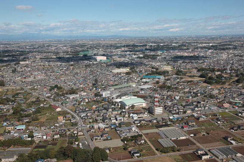 无人,家,农田,横图,全景,俯视,航拍,室外,白天,旅游,度假,农业,庄稼,农作物,美景,树林,天际线,植物,别墅,城市风光,城市,道路,建筑,路,公路,日本,亚洲,阴影,光线,影子,房屋,屋子,稻田,地平线,景观,云,云朵,公寓,建筑群,辽阔,地面,交通,云彩,娱乐,建设,洋房,楼房,住宅,树,树木,蓝色,绿色,白云,蓝天,天空,阳光,自然,天,享受,休闲,景色,放松,生长,晴朗,成长,一望无际,鸟瞰,延伸,东亚,本州,关东地方,本州岛,日本国,天地相交,崎玉,崎玉县,晴空,马路,彩图,高角度拍摄,耕地,庄稼田,房子