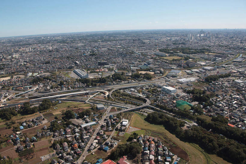无人,家,横图,全景,俯视,航拍,室外,白天,旅游,度假,美景,树林,天际线,植物,别墅,城市风光,城市,大桥,道路,建筑,立交桥,路,桥梁,公路,日本,亚洲,阴影,光线,影子,房屋,屋子,地平线,景观,云,云朵,高架,公寓,建筑群,桥,辽阔,地面,交通,云彩,娱乐,建设,洋房,楼房,住宅,树,树木,蓝色,绿色,白云,蓝天,天空,阳光,自然,天,享受,休闲,景色,放松,生长,晴朗,成长,一望无际,鸟瞰,延伸,东亚,本州,关东地方,本州岛,日本国,天地相交,崎玉,崎玉县,晴空,马路,彩图,高角度拍摄,房子
