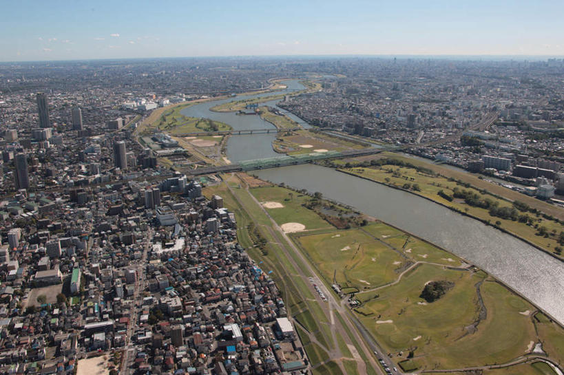 无人,家,横图,全景,俯视,航拍,室外,白天,旅游,度假,草地,草坪,河流,美景,树林,水,天际线,植物,别墅,城市风光,城市,大桥,道路,建筑,立交桥,路,桥梁,公路,日本,亚洲,阴影,光线,影子,房屋,屋子,地平线,河水,景观,水流,云,云朵,高架,公寓,建筑群,桥,辽阔,地面,交通,云彩,娱乐,建设,洋房,楼房,住宅,草,树,树木,蓝色,绿色,白云,蓝天,天空,阳光,自然,天,享受,休闲,景色,放松,生长,晴朗,成长,一望无际,鸟瞰,延伸,东亚,本州,关东地方,本州岛,日本国,天地相交,崎玉,崎玉县,晴空,马路,彩图,高角度拍摄,房子