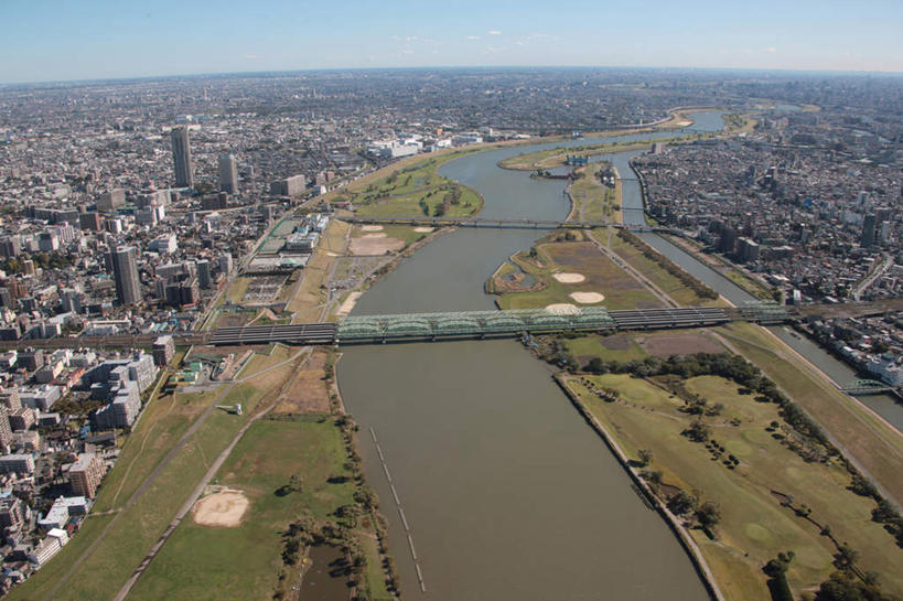 无人,家,横图,全景,俯视,航拍,室外,白天,旅游,度假,草地,草坪,河流,美景,树林,水,天际线,植物,别墅,城市风光,城市,大桥,道路,建筑,立交桥,路,桥梁,铁路,公路,日本,亚洲,阴影,光线,影子,房屋,屋子,地平线,河水,景观,水流,云,云朵,高架,公寓,建筑群,桥,辽阔,地面,轨道,交通,铁轨,云彩,娱乐,建设,洋房,楼房,住宅,草,树,树木,蓝色,绿色,白云,蓝天,天空,阳光,自然,天,享受,休闲,景色,放松,运输,生长,晴朗,成长,一望无际,鸟瞰,延伸,东亚,本州,关东地方,本州岛,日本国,天地相交,崎玉,崎玉县,晴空,马路,彩图,高角度拍摄,房子