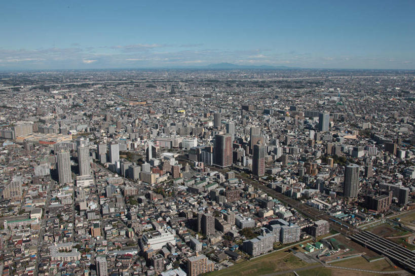 无人,家,横图,全景,俯视,航拍,室外,白天,旅游,度假,美景,树林,天际线,植物,别墅,城市风光,城市,道路,建筑,路,铁路,公路,日本,亚洲,阴影,光线,影子,房屋,屋子,地平线,景观,云,云朵,公寓,建筑群,辽阔,地面,轨道,交通,铁轨,云彩,娱乐,建设,洋房,楼房,住宅,树,树木,蓝色,绿色,白云,蓝天,天空,阳光,自然,天,享受,休闲,景色,放松,运输,生长,晴朗,成长,一望无际,鸟瞰,延伸,东亚,本州,关东地方,本州岛,日本国,天地相交,崎玉,崎玉县,晴空,马路,彩图,高角度拍摄,房子